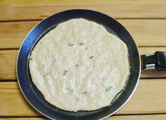 1. Этап. Лепешка с маслом: 6. На сухую сковороду масляными руками перенесите лепешку, растяните пальцами по диаметру сковороды и ставьте на огонь. Жарьте до румяной корочки. Проколите вилочкой в нескольких местах.