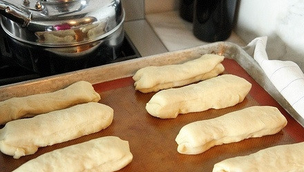 1. Этап. Булочка для хот-дога: 5. Разделите его на 8 одинаковых частей, сформируйте из них булочки. Выложите их на силиконовый коврик или пергамент.