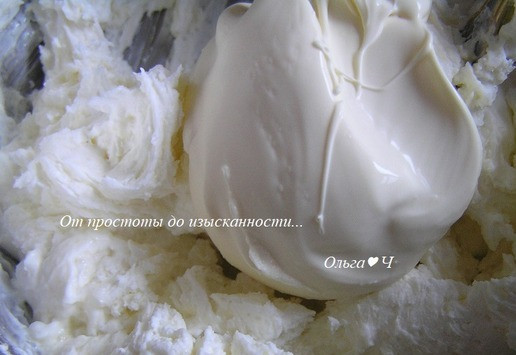 1. Этап. Торт Белый танец: Творожный сыр разотрите с сахаром, добавьте топленую сметану, перемешайте.