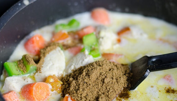 1. Этап. Курица в молочном соусе: 8. В соус также добавить бульон, чтобы жидкости было достаточно. Довести до кипения. Посолить и поперчить по вкусу. Добавить карри или другие специи по желанию.