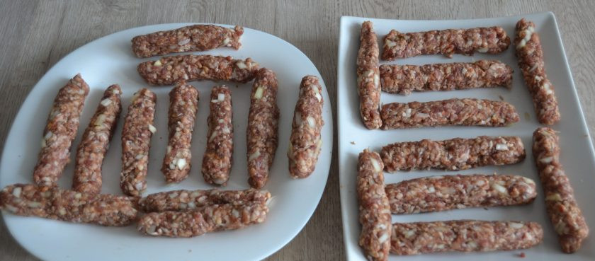 1. Этап. Чевапчичи по-сербски: Из фарша сформируйте тонкие колбаски. Это можно сделать набив фаршем пластиковую бутылку с отрезанным донышком, и продавить рукой мясо через горлышко. Или просто влажными руками сформовать небольшие колбаски.