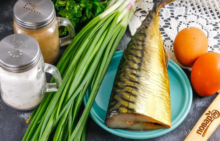 1. Этап. Паштет из копченой рыбы: Подготовьте указанные ингредиенты. Куриные яйца заранее отварите в течение 12-15 минут и остудите.