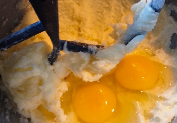 1. Этап. Капкейки с лимонным курдом и меренгой: 7. Добавьте в чашу миксера 2 яйца, взбивайте еще пару минут.