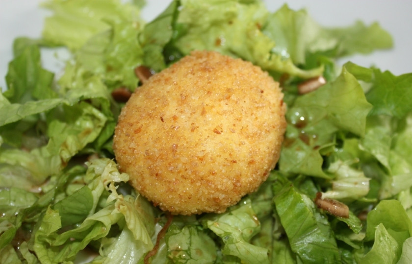 1. Этап. Яйца по-немецки: 10. Готовые яйца подаем с зеленью, сметаной или майонезом и гренками. Приятного аппетита!