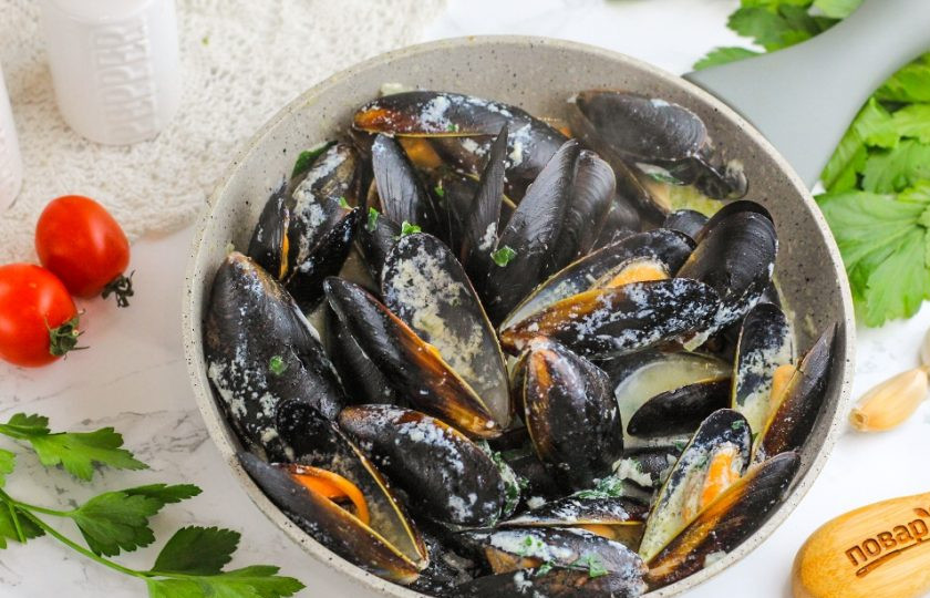 1. Этап. Мидии в сливочно-чесночном соусе: Потушите мидии в сливочно-чесночном соусе примерно 4-5 минут, время от времени их перемешивая.