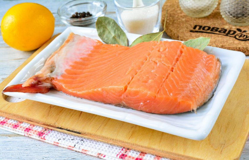 1. Этап. Соленая красная рыба: Подготовьте продукты для приготовления соленой красной рыбы. Для рецепта подойдет любая охлажденная красная рыба — лосось или форель.