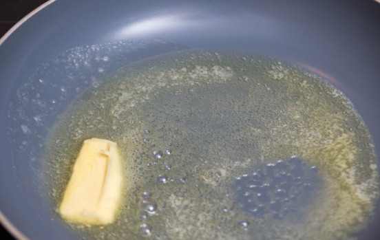 1. Этап. Баранина со сливами: Далее ставим сковородку на огонь и растапливаем в ней сливочное масло, добавляем к нему немного растительного.