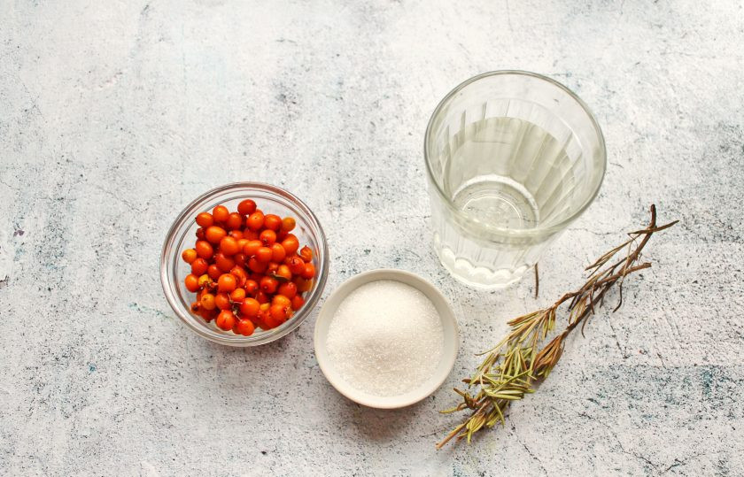 1. Этап. Самогон на облепихе: Подготовьте все необходимые ингредиенты для приготовления самогона на облепихе. Ягоды переберите, сполосните и дайте воде стечь.