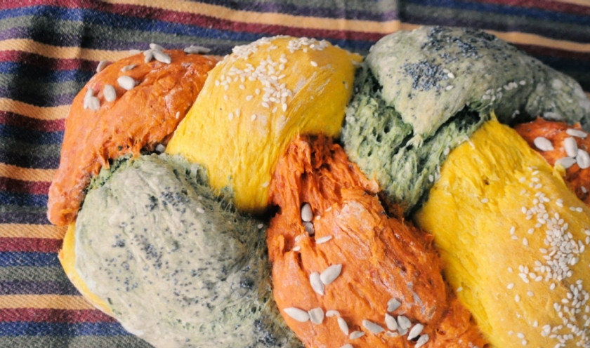 1. Этап. Трёхцветный хлеб с натуральными красителями: 5. Отправьте хлеб в разогретую до 180 градусов духовку на 20-30 минут. Готовность проверьте деревянной палочкой: она должна быть сухой. Приятного аппетита!