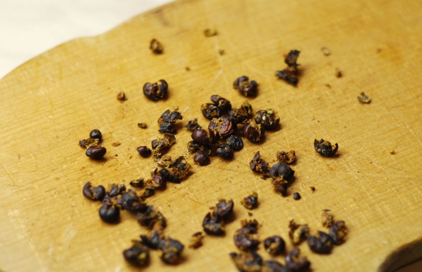 1. Этап. Жареные перепелки: Ягоды можжевельника разрежьте или раздавите ножом пополам.