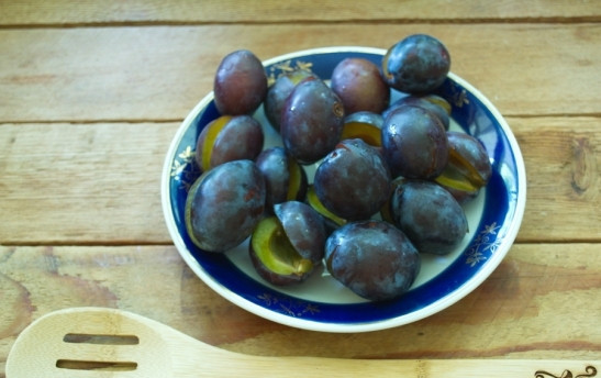 1. Этап. Маринованные сливы с чесноком: Сливы нужно вымыть. Надрежьте и удалите косточку. Я использую сливу 