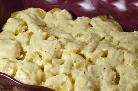 1. Этап. Свинина с овощами под соусом Бешамель: А теперь в форму для запекания выкладываем слой картошки, хорошо поливаем его соусом.