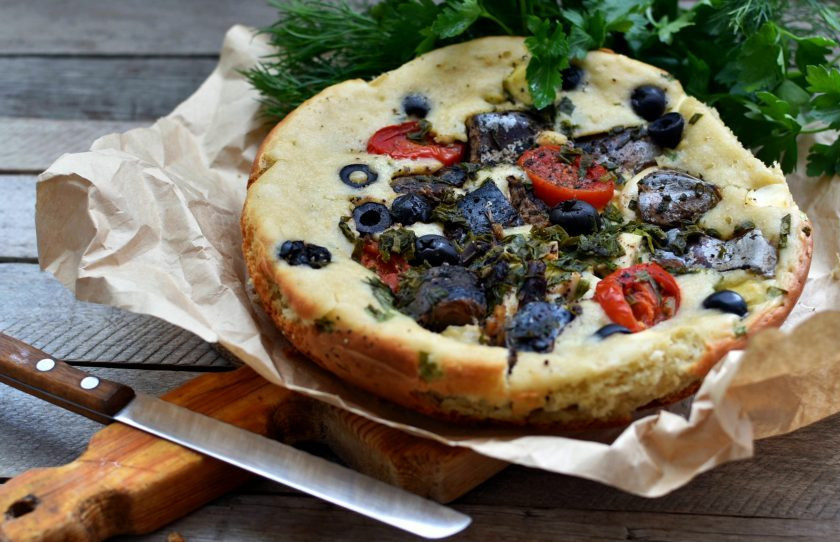 1. Этап. Наливной пирог с тунцом и помидорами в мультиварке: Снимите бумагу, подавайте пирог теплым.