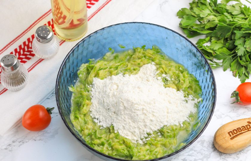 1. Этап. Вафли кабачковые в вафельнице: Тщательно все перемешайте, влейте растопленное сливочное масло и добавьте пшеничную муку. Еще раз все перемешайте.