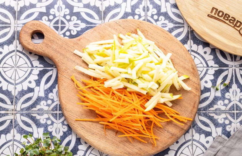 1. Этап. Салат из красной капусты с яблоками и арахисом: Морковь и яблоко очистите от кожуры, затем натрите на терке для моркови по-корейски.