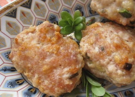 1. Этап. Котлеты куриные с чесноком: 7. Куриные котлеты с чесноком готовы, можно подавать к столу! Приятного аппетита!