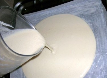 1. Этап. Торт на йогурте: Или, если вам нужен торт прямоугольной формы, делаем корж на противне. Выпекаем в разогретой до 180 градусов духовке около 40 минут.