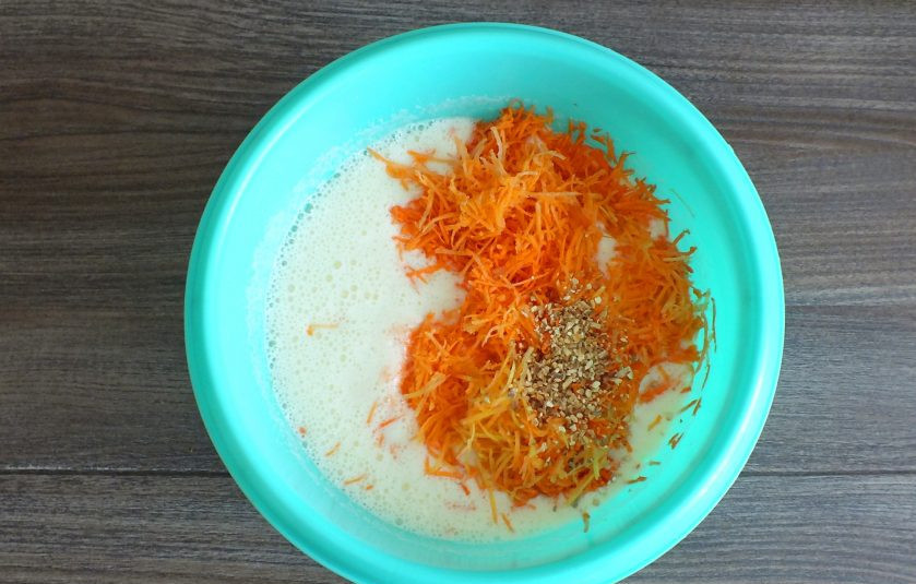 1. Этап. Бразильский морковный кекс: В яичную массу добавьте тертую морковь, цедру апельсина. Перемешайте.