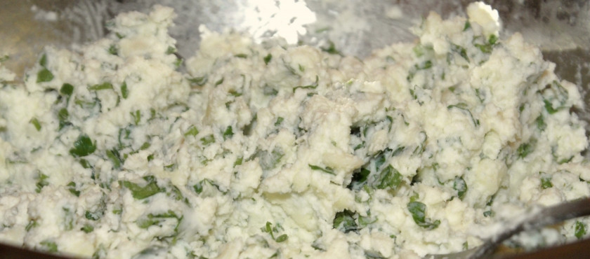 1. Этап. Хачапури из слоеного теста: Смешиваем хорошо творог, адыгейский сыр и сулугуни с зеленью. Также добавляем второе яйцо - только белок. Желток понадобится нам для смазывания лепешек.