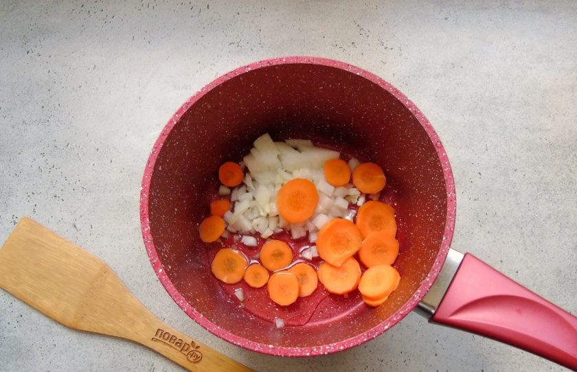 1. Этап. Суп-пюре на курином бульоне из шампиньонов: Морковь и лук нарежьте произвольно и выложите в кастрюлю с рафинированным подсолнечным маслом.