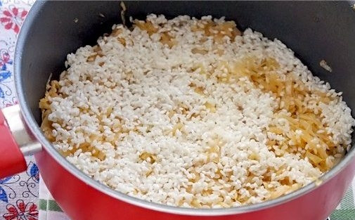 1. Этап. Ленивые голубцы для детей: Далее засыпьте в блюдо рис, залейте водой так, чтобы его полностью накрыло. Готовьте горячее под крышкой 15 минут.