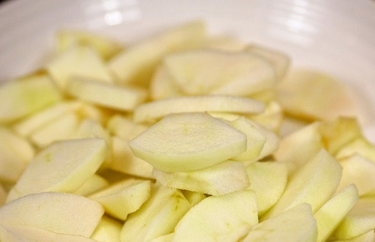 1. Этап. Рулет с сюрпризом: 5. Яблоки вымойте, очистите от сердцевины и кожицы и нарежьте тонкими ломтиками.