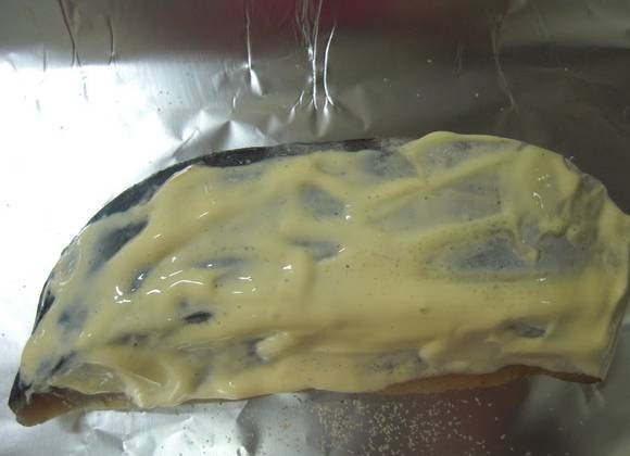 1. Этап. Ряпушка в духовке: Выложите филе на противень, застеленный фольгой. Приправьте солью, перцем и смажьте майонезом.