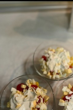 1. Этап. Салат Лёгкость: Четвертый слой - отварные яйца, нарезанные кубиком и йогуртовая заправка