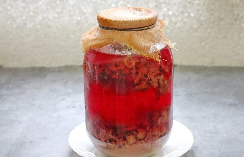 1. Этап. Виноградный уксус: Влейте в банку теплую, не кипяченую воду и перемешайте до растворения сахара. Закройте сверху марлей, сложенной в несколько слоев и закрепите резинкой или просто завяжите. Уберите в темное, теплое место на две недели.