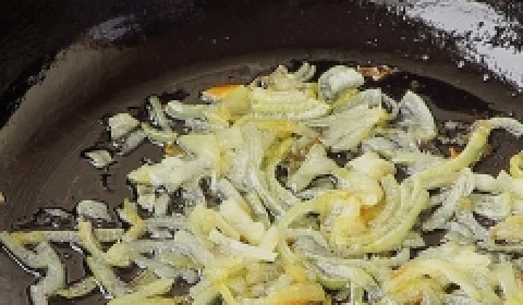 1. Этап. Суп грибной из лисичек: Лук обжариваем на растительном масле до мягкости.