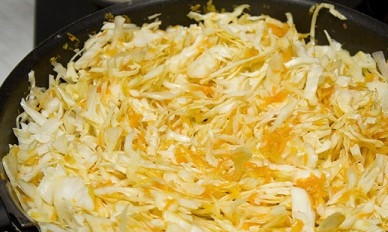 1. Этап. Постные вареники с капустой: Мелко шинкуем капусту, присолим и разомнем ее, пусть пустит сок и станет мягче. Добавляем капусту на сковороду. Можно долить пару ложек воды. Накрываем крышкой и тушим минут 20.