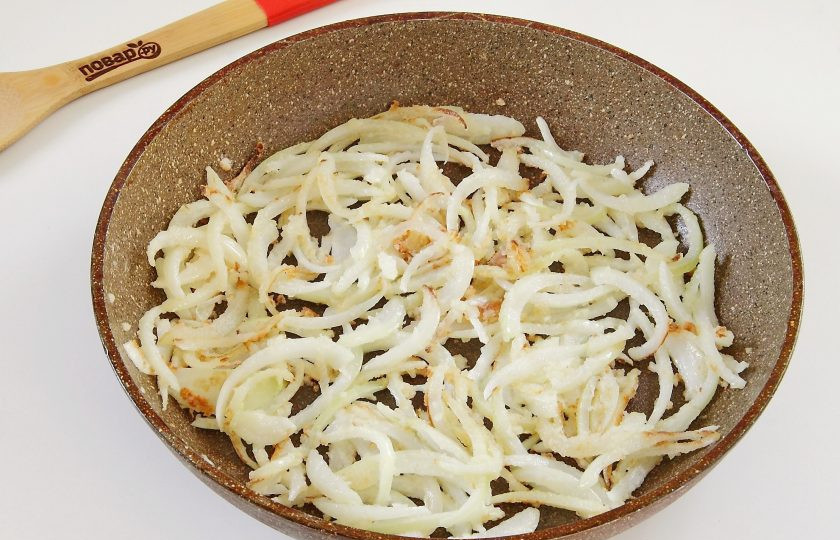 1. Этап. Капустные шницели с луковыми шкварками: Обжарьте на сковороде до готовности.