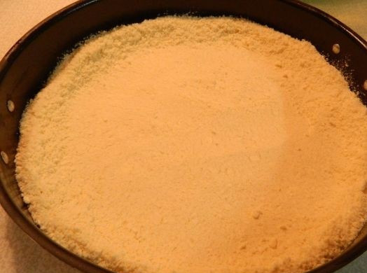 1. Этап. Пирог с яблочным джемом: 7. Теперь переложите примерно 2/3 теста в жаропрочную форму, немного смазанную маслом или застеленную бумагой.