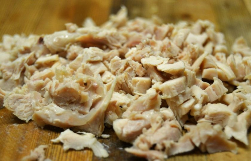 1. Этап. Фаршированный авокадо в духовке: 6. Отварное (копченое, жареное, запеченное) куриное мясо нарежьте кусочками.