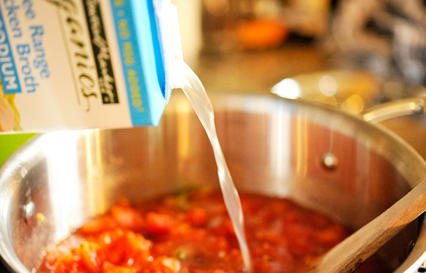 1. Этап. Итальянский помидорный суп: В кастрюлю добавить бульон.