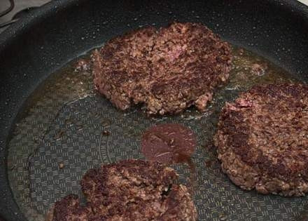 1. Этап. Бургеры из мраморной говядины: И ни в коем случае не накрывайте сковороду при жарке бургеров крышкой.