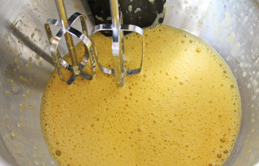 1. Этап. Творожный пирог с брусникой: В глубокую миску разбейте одно яйцо, всыпьте сахар и взбейте до пышной массы.