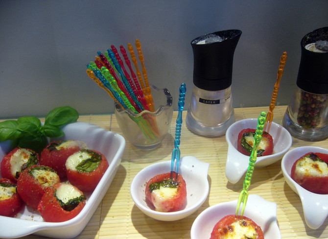 1. Этап. Помидоры, запеченные с моцареллой: Помидоры должны запекаться в духовке при температуре 200 градусов приблизительно 8-10 минут. Посыпаем помидоры перцем и подаем к столу.