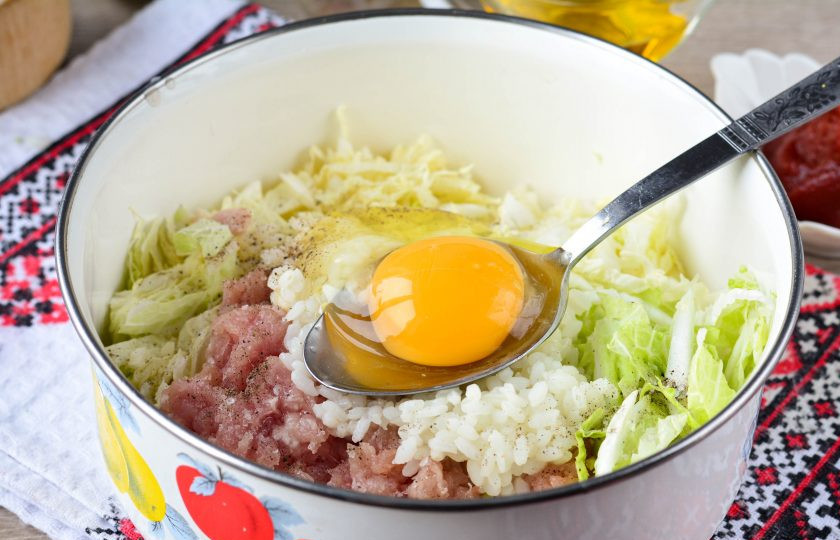 1. Этап. Ленивые голубцы с пекинской капустой: Вбейте в фарш куриное яйцо, с ним голубцы не будут разваливаться.