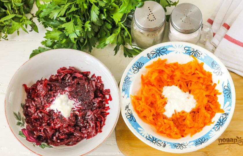 1. Этап. Селедка под шубой по Дюкану: Всыпьте по щепотке соли, выложите по 1 ст.л. густого йогурта низкой жирности. Аккуратно перемешайте. Куриные яйца также очистите от скорлупы, промойте, натрите на терке и смешайте с солью и йогуртом.