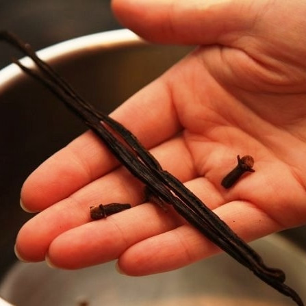 1. Этап. Маринованные сливы: Туда же кладем разрезанную пополам палочку ванили, гвоздику.