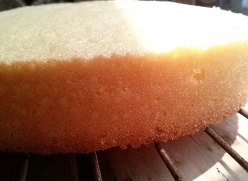 1. Этап. Птичье молоко (торт): Разогрейте духовку до 180 градусов. Смажьте силиконовую форму (диаметром в 22 см.) растительным маслом. Аккуратно вылейте тесто, накройте форму фольгой и выпекайте в разогретой духовке 25-30 минут. Остудите готовый бисквит сначала в форме, а затем на решетке.