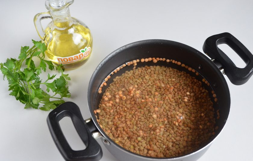 1. Этап. Чечевица с шампиньонами: 2. Чечевицу переберите, промойте. Залейте двумя стаканами воды, добавьте щепотку соли. Доведите до кипения и варите 20 минут, чечевица должна полностью быть сваренной, но не развариться. Следите. Перемешивать ее не нужно.