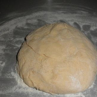 1. Этап. Пирог без дрожжей: 1. Готовим тесто. Размягченное масло смешать с яйцами. Добавить 3 ст.ложки кипяченной теплой воды. Всыпать просеянную муку и перемешать до однородного состояния. Выложить тесто на стол и хорошо перемесить тесто. Завернуть тесто в полиэтиленовый пакет и положить в холодильник минут на 30.