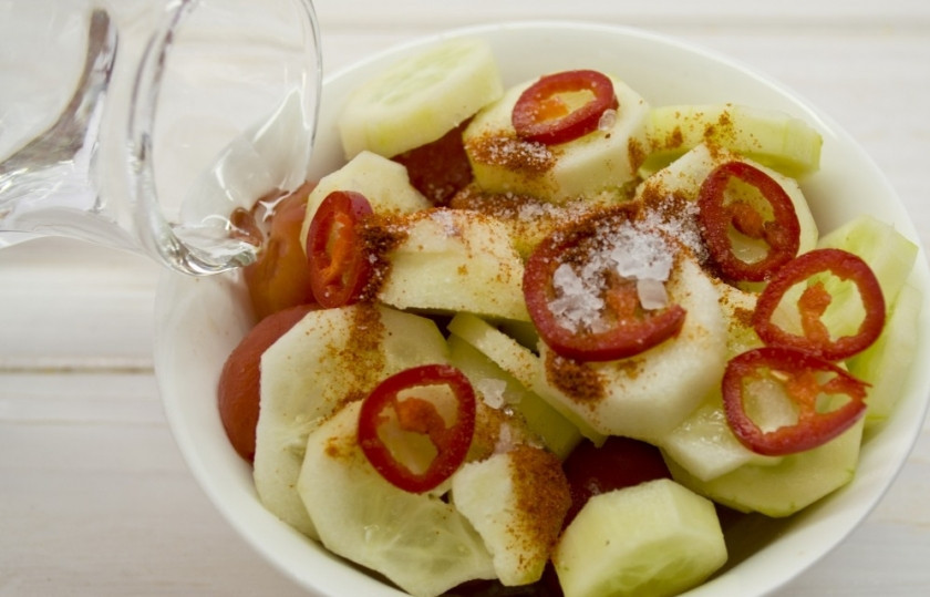 1. Этап. Суп Гаспачо из помидоров: 6. Заливаю все подготовленные овощи холодной минеральной водой. При желании можно добавить несколько кубиков льда.