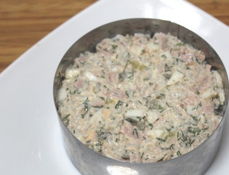 1. Этап. Салат с тунцом и маринованными огурцами: Выложить порционно или в кольцо. Утрамбовать. До подачи держать в холодильнике.