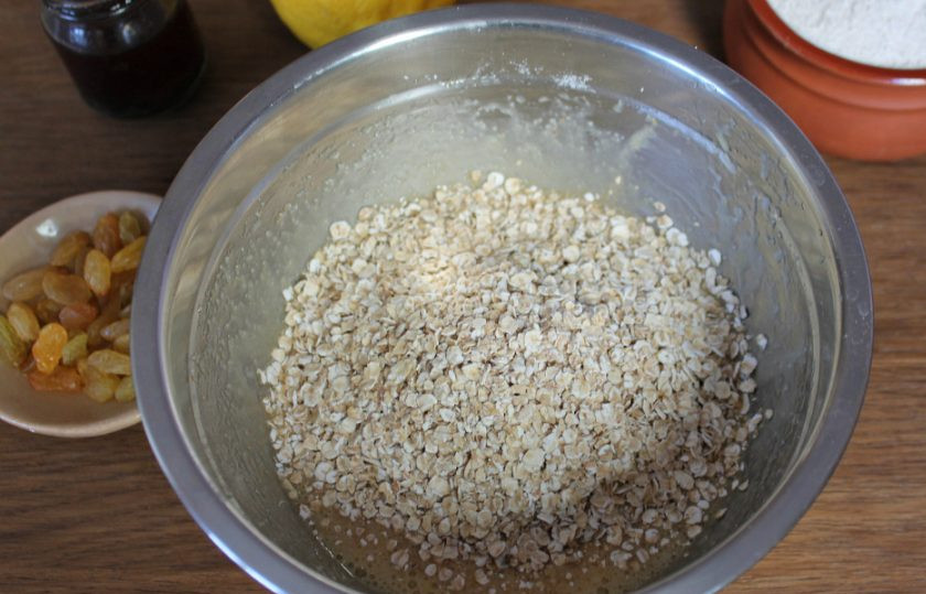 1. Этап. Овсяное печенье с цельнозерновой мукой: Добавляем овсяные хлопья и все перемешиваем.