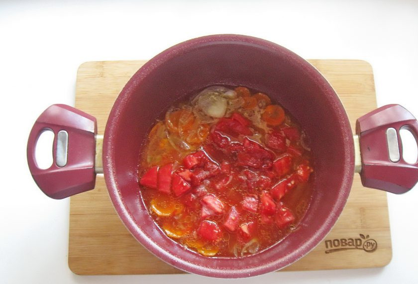1. Этап. Скумбрия в томате с овощами: Налейте 150 мл. воды. Посолите, поперчите и добавьте сахар.