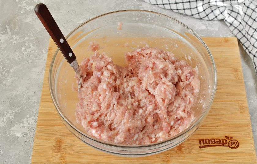 1. Этап. Домашняя колбаса из курицы: Перемешивайте фарш очень хорошо, тщательно, пока вся вода не впитается.
