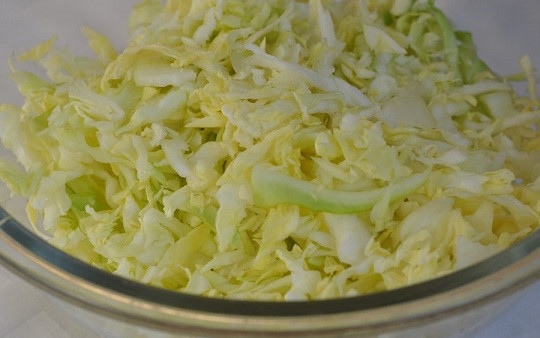 1. Этап. Простой салат с кукурузой консервированной: 2. Капусту нашинковать на терке или нарезать ножом. При желании можно использовать не только белокочанную, но и пекинскую, например. Выложить в глубокий салатник.